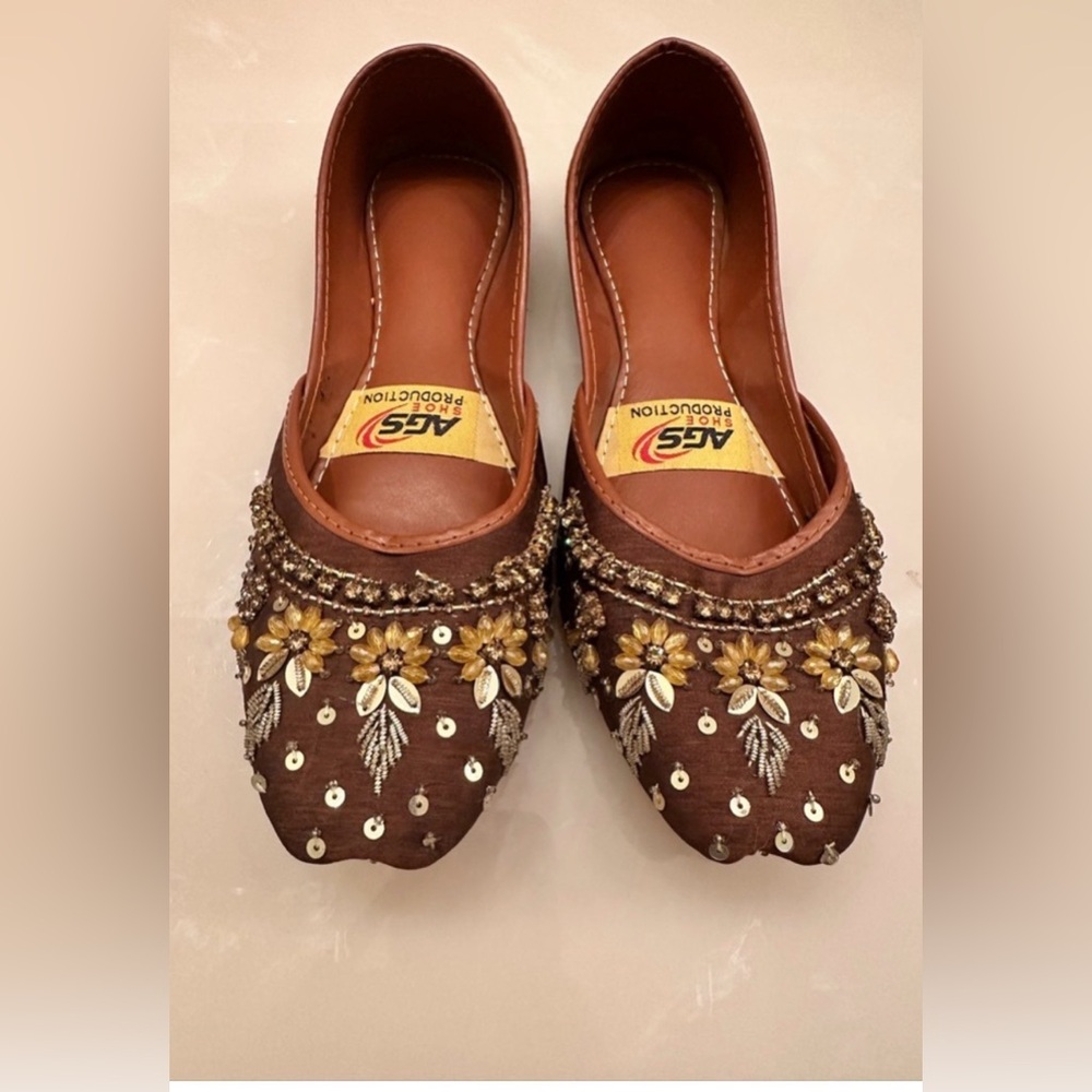 Traditional Pakistani Magenta & Chocolate Hand-Embroidered Khussas - Size 6 - Picture 9 of 13